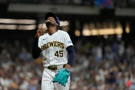 Brewers place Uribe on 15-day IL